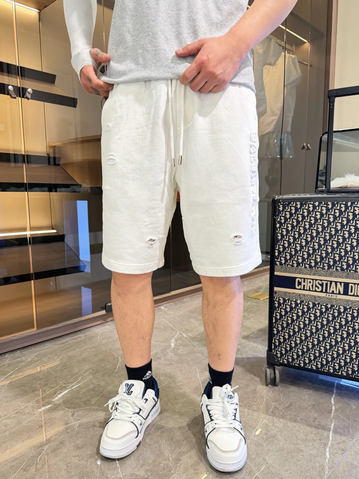 Balenciaga's three-standard complete 2026 summer New Arrival men's casual shorts, advanced custom-made Breathable fabric, Breathable fabric, extremely stretchy and comfortable, impeccable details, top-grade accessories, original logo design concept, delicate and soft feel! The upper body fit is awesome! Size: M-XXXL Please state your height and weight when ordering
